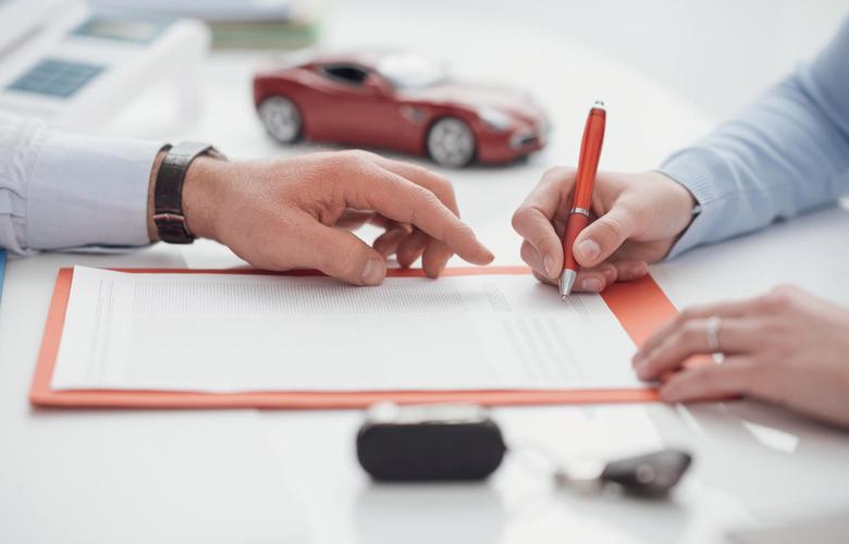 代理帮助在签订汽车保单的人合作