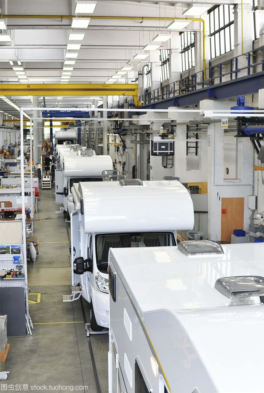 一家工厂的汽车装配线生产