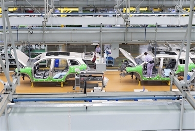 赛力斯凤凰智慧工厂工人正在装配汽车。记者 孙凯芳 摄